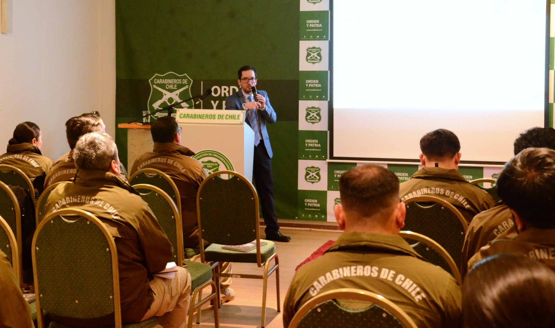 UAF PARTICIPÓ EN SEMINARIO DE CARABINEROS SOBRE INVESTIGACIÓN CRIMINAL Y CRIMEN ORGANIZADO