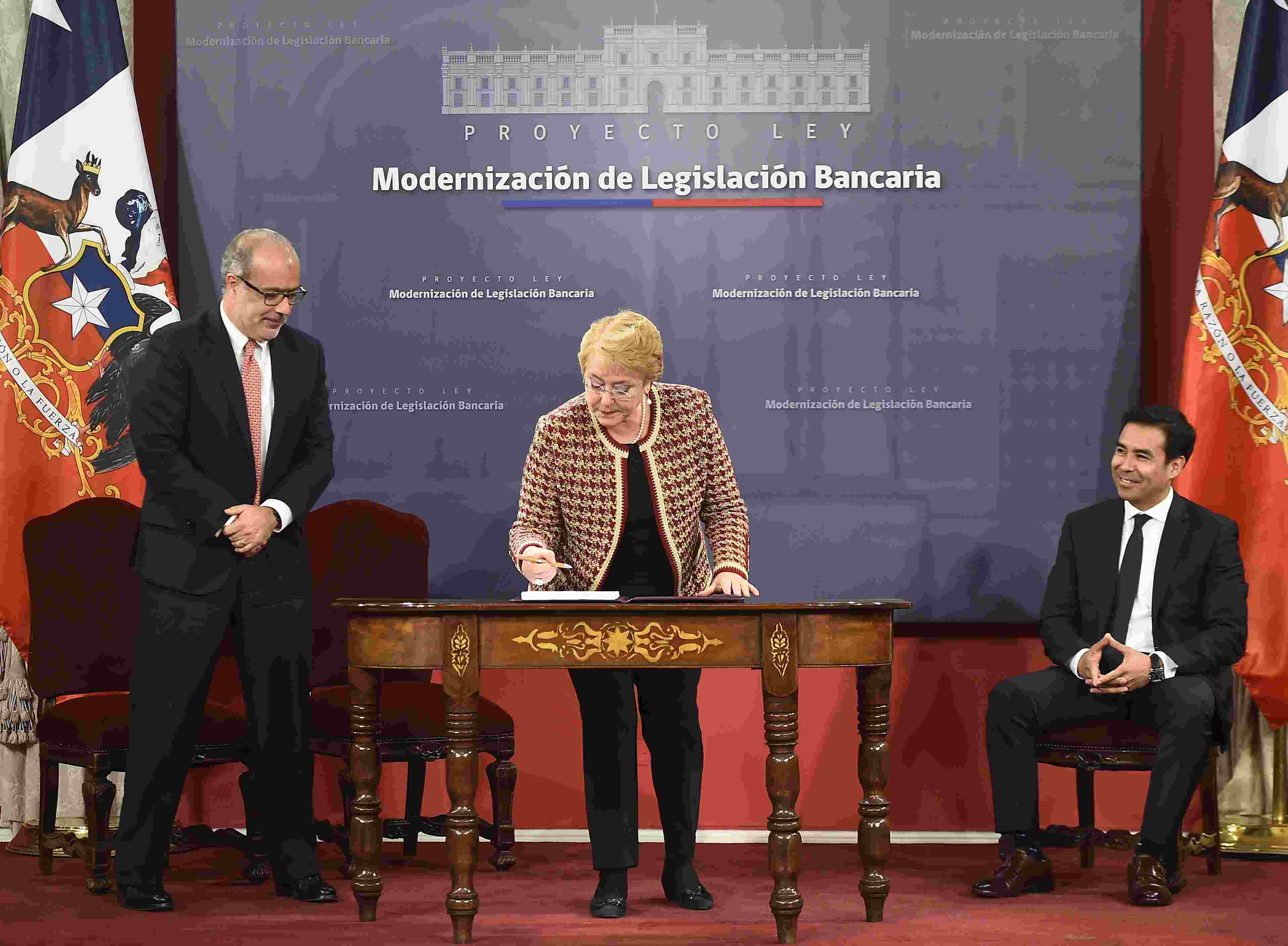 DIRECTOR DE LA UAF ASISTE A CEREMONIA DE FIRMA DEL PROYECTO DE LEY QUE MODERNIZA LA LEGISLACIÓN BANCARIA