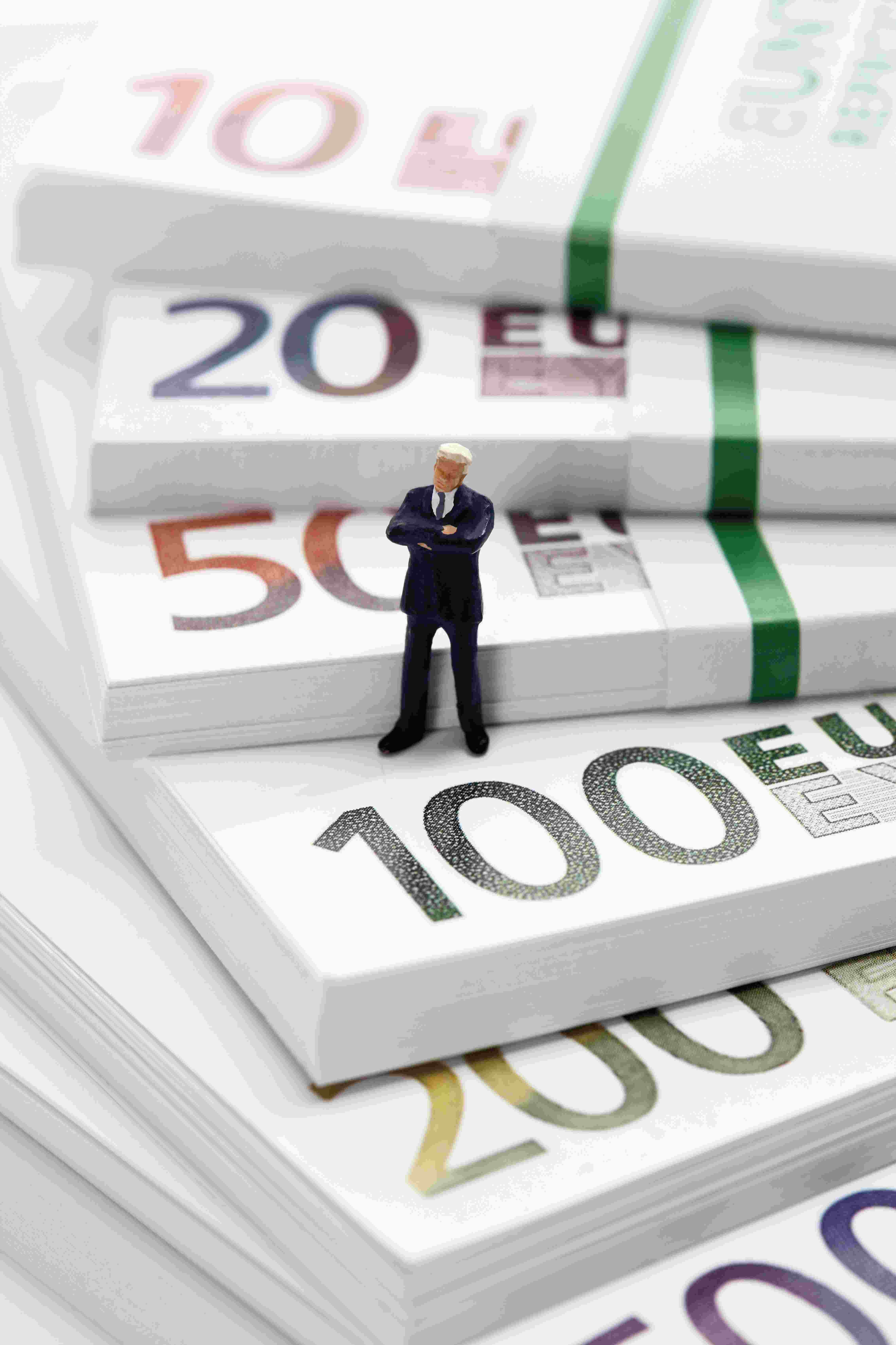 USUARIOS DE ZONAS FRANCAS, NOTARIOS Y CORREDORES DE PROPIEDADES CONCENTRARON EL 50% DE MULTAS UAF POR INFRACCIONES A NORMATIVA ANTILAVADO