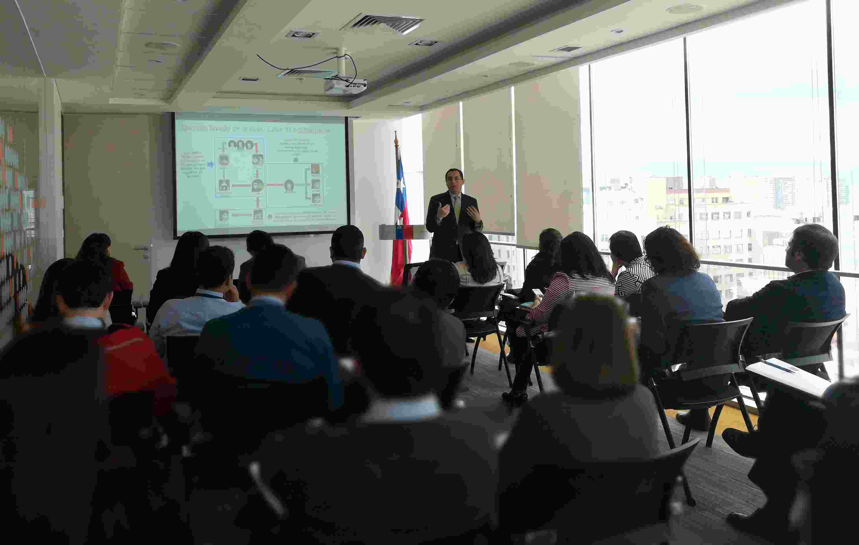 DIRECTOR UAF DICTA CHARLA A FUNCIONARIOS DEL MINISTERIO DE MINERÍA SOBRE IMPORTANCIA DE IMPLEMENTAR SISTEMAS PREVENTIVOS ALA/CFT EN LAS INSTITUCIONE