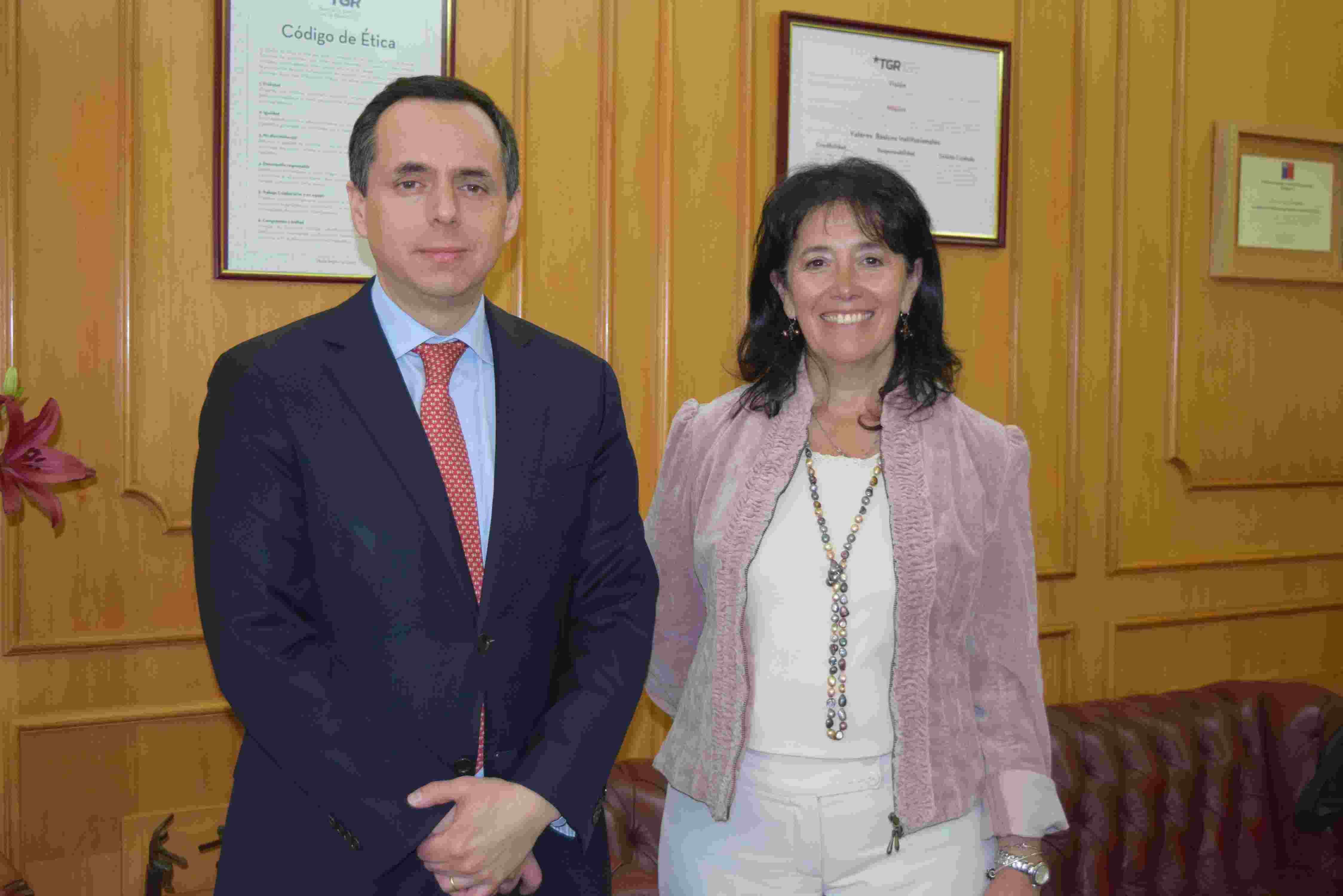 DIRECTOR DE LA UAF SE REÚNE CON TESORERA GENERAL DE LA REPÚBLICA, XIMENA HERNÁNDEZ