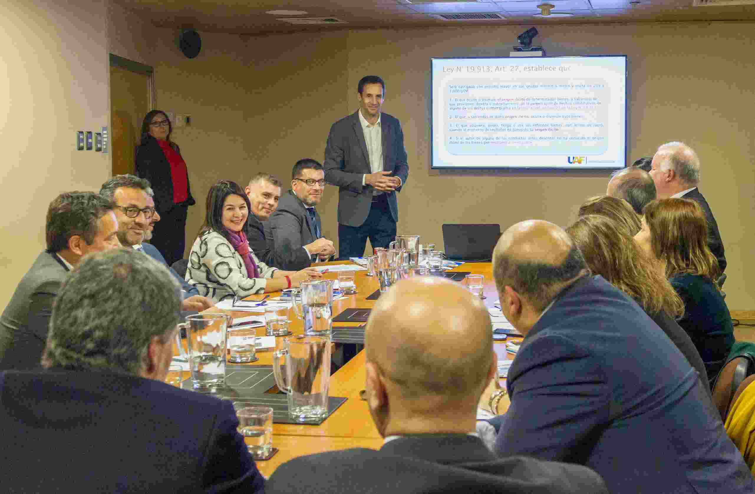 UAF EXPONE PILARES DEL SISTEMA NACIONAL ALA/CFT A FUNCIONARIOS DE LA DEFENSORÍA PENAL PÚBLICA