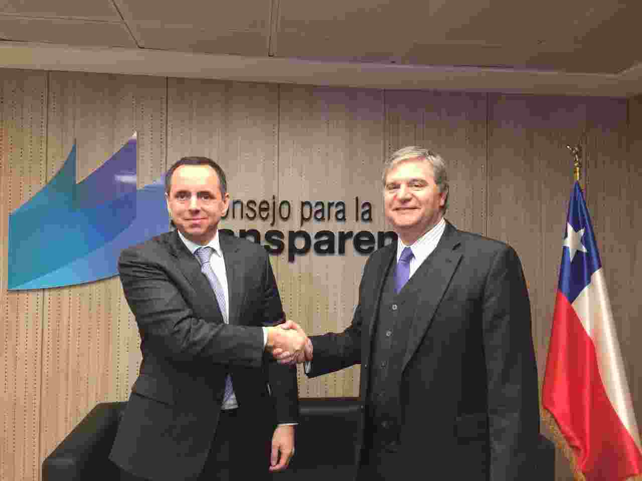 DIRECTOR UAF Y PRESIDENTE DEL CPLT ANALIZAN RELACIÓN QUE SE ESTABLECE ENTRE EL LAVADO DE DINERO Y LA CORRUPCIÓN