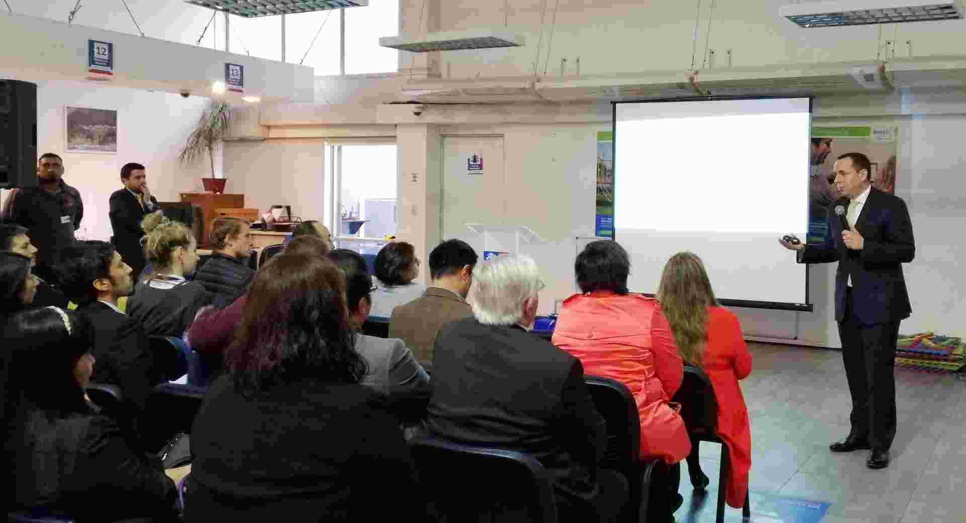UAF EXPONE A FUNCIONARIOS DE SERVIU METROPOLITANO IMPORTANCIA DE IMPLEMENTAR SISTEMAS PREVENTIVOS ANTILAVADO Y ANTICORRUPCIÓN