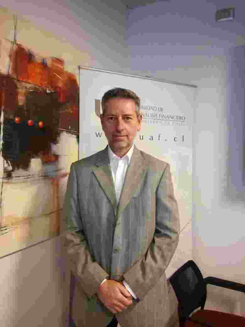 RENUNCIA DEL JEFE DE LA DIVISIÓN JURÍDICA DE LA UNIDAD DE ANÁLISIS FINANCIERO