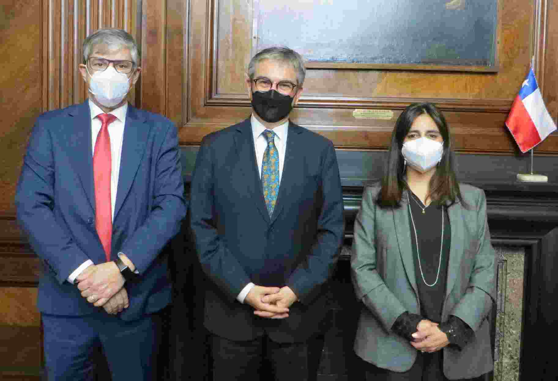 MINISTRO MARCEL Y SUBSECRETARIA SANHUEZA RECIBEN A DIRECTOR DE LA UAF