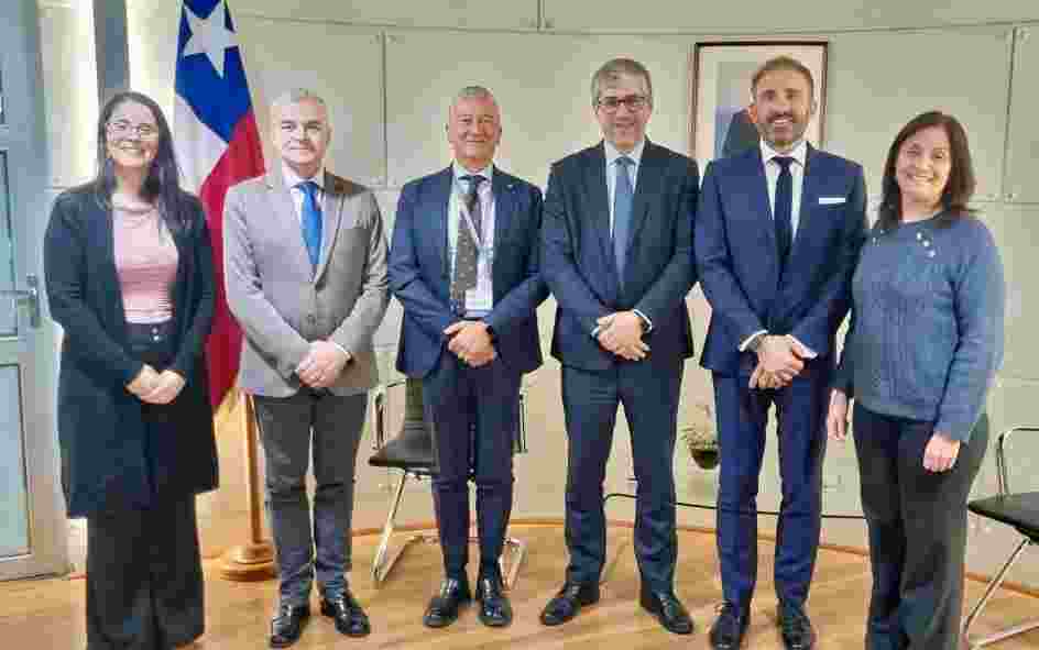 DIRECTOR UAF RECIBE A REPRESENTANTES DE LA DIRECCIÓN INVESTIGATIVA ANTIMAFIA Y DEL ARMA DE CARABINEROS DE ITALIA