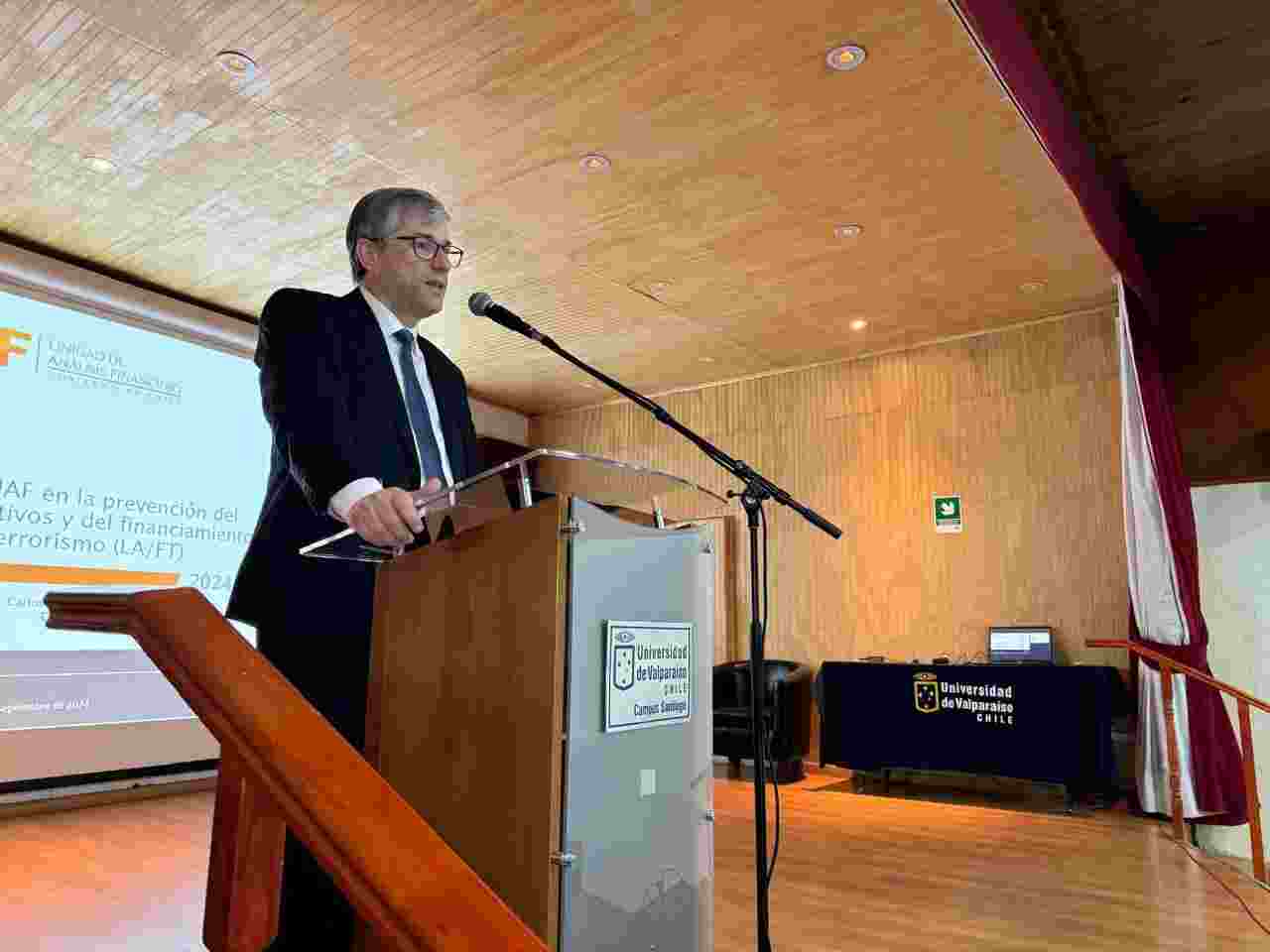 DIRECTOR EXPONE ROL DE LA UAF ANTE ACADÉMICOS(AS) Y ESTUDIANTES DEL CAMPUS SANTIAGO DE LA UNIVERSIDAD DE VALPARAÍSO